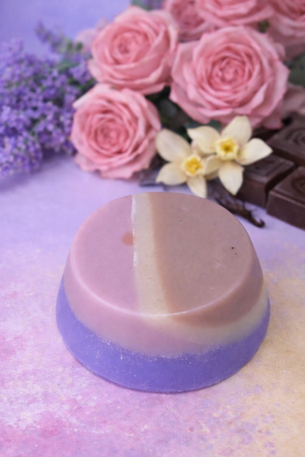 Jabón Artesanal de Lavanda, Rosa, Vainilla y Chocolate – Aroma Floral y Dulce